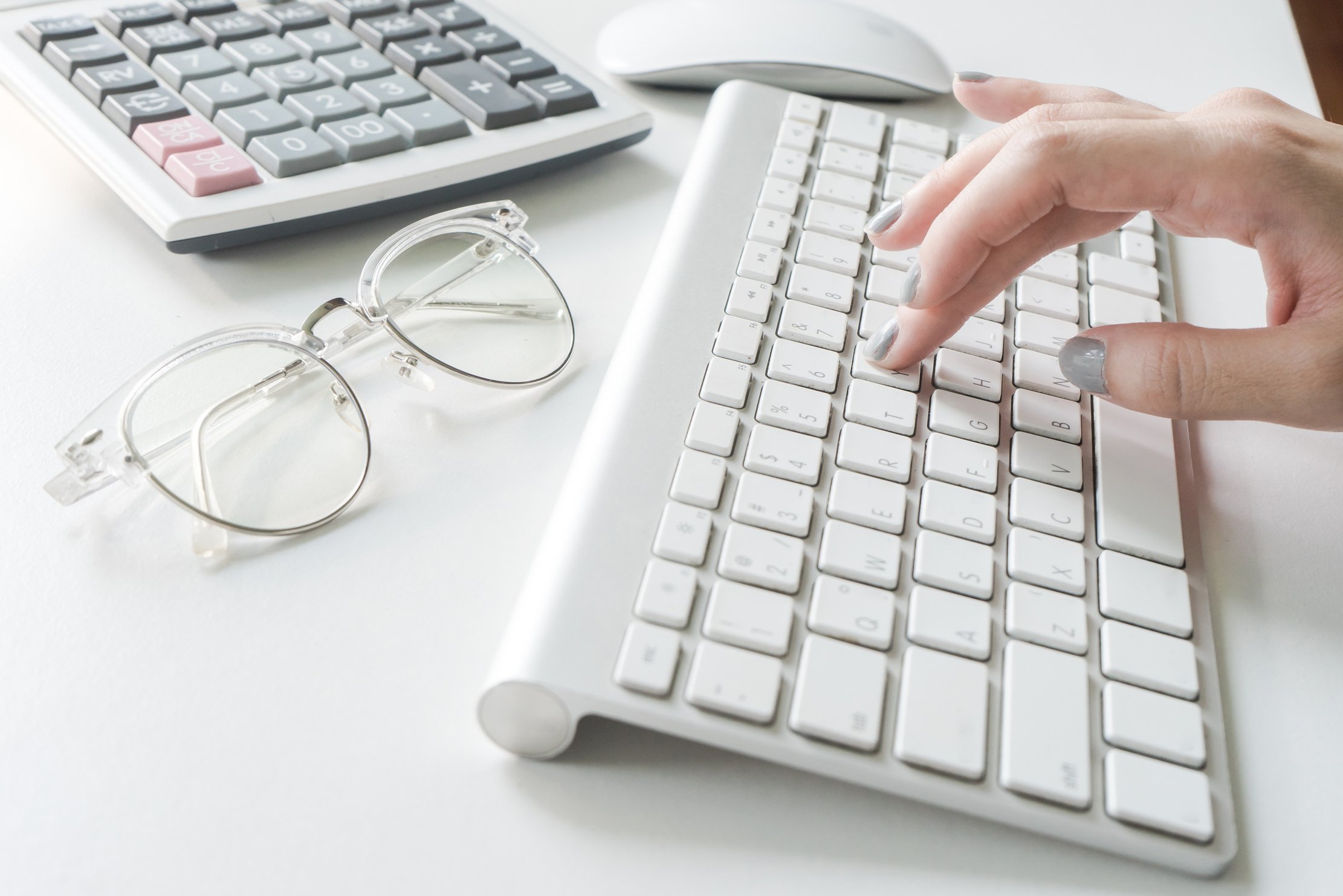 Hand Typing in a Wireless Keyboard 