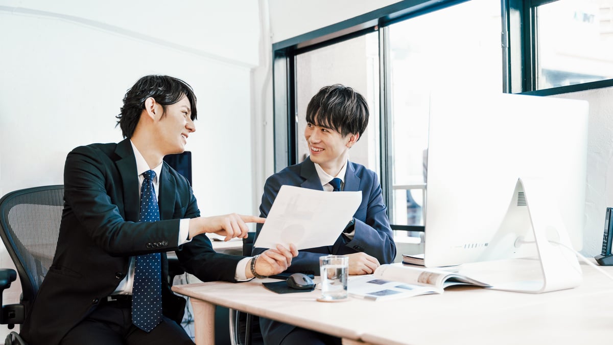 Two young employees in their 20s and 30s who have ideas between employees in the office